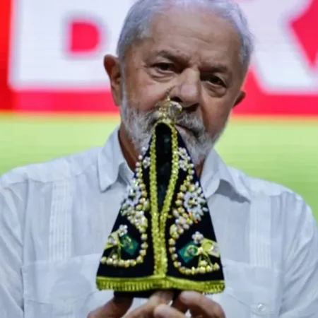 EM MEIO À POLÊMICA, JANJA POSTA FOTO DE LULA COM IMAGEM DE NOSSA SENHORA