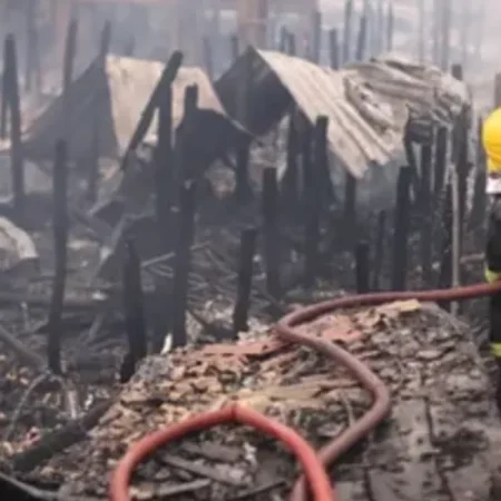 EXPLOSÃO DE BOTIJÃO DE GÁS CAUSA INCÊNDIO E ATINGE 30 CASAS