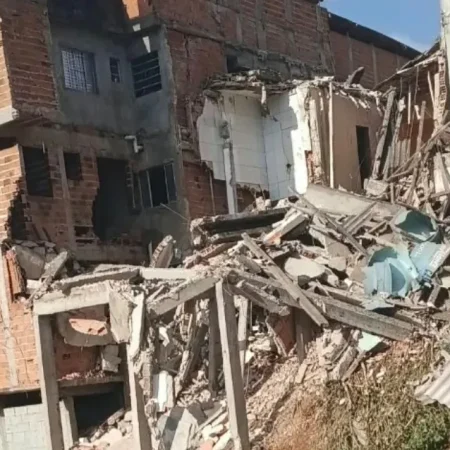EXPLOSÃO DE BOTIJÃO DEIXA 3 FERIDOS E INTERDITA 13 IMÓVEIS
