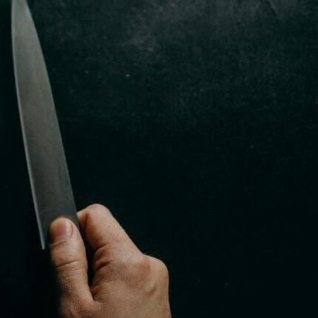 MULHER É PRESA POR DAR FACADA NO MARIDO E ALEGAR LEGÍTIMA DEFESA