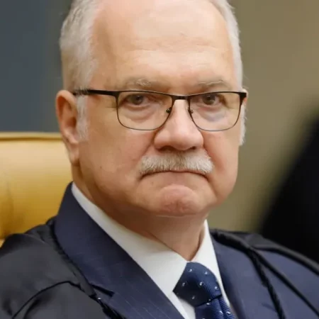FACHIN TENTA SELAR TRÉGUA NO STF, ENFRENTA RESISTÊNCIA E CLIMA SEGUE TENSO