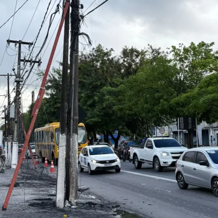 FIAÇÃO PEGA FOGO E DEIXA CABOS ESPALHADOS NA AVENIDA