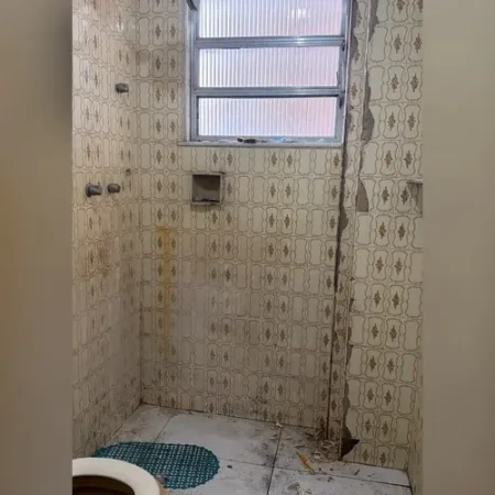 FILHO DEIXA MÃE PARALÍTICA EM QUARTO SUJO E VENDE MÓVEIS POR DROGA