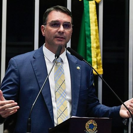 PROPAGANDA NA TV DE FLÁVIO BOLSONARO FICA SEM SOM; CANDIDATO RECLAMA NAS REDES SOCIAIS