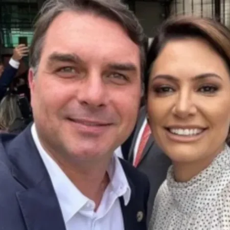 FLÁVIO BOLSONARO DIZ QUE BRIGA COM MICHELLE É ‘PÁGINA VIRADA’ E QUE QUER VICE MULHER