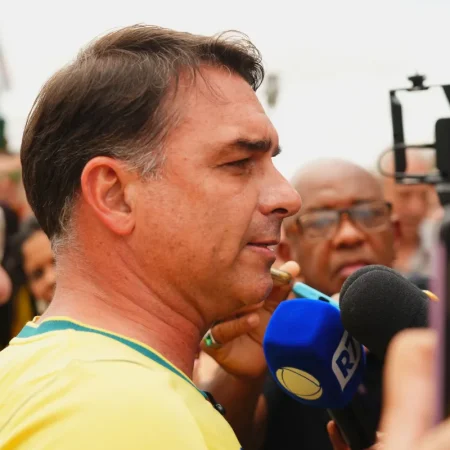 FLÁVIO BOLSONARO DIZ QUE NÃO IRÁ MAIS PARA DEBATE DA TV GLOBO