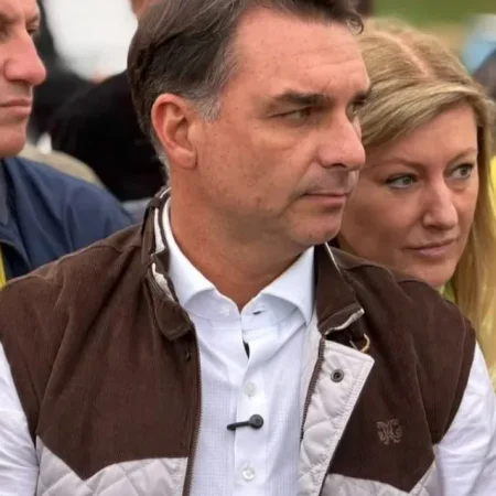 DISTRITAIS REPERCUTEM FUGA DE FLÁVIO BOLSONARO: “FROUXO, COVARDE”