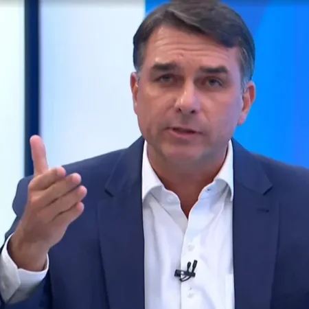 FLÁVIO USA RELÓGIO DO PAI, JAIR BOLSONARO, EM SABATINA DO JN