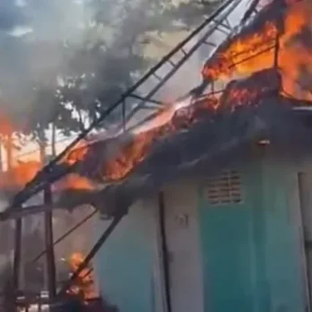 BARRACA PEGA FOGO NA PRAIA DE MACEIÓ E MOBILIZA BOMBEIROS