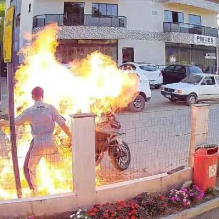 HOMEM ATEIA FOGO NA PRÓPRIA MOTO DURANTE FISCALIZAÇÃO DA PM E MÃE FICA FERIDA