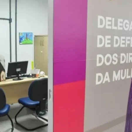 MÃE É PRESA SUSPEITA DE AGREDIR FILHA APÓS CRIANÇA QUEBRAR FRASCO DE PERFUME