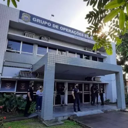 NETA É PRESA POR MATA AVÔ ATÉ A MORTE PARA COMPRAR DROGAS