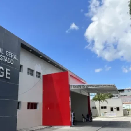 QUATRO PESSOAS FICAM PRESAS DENTRO DE CARRO APÓS COLISÃO