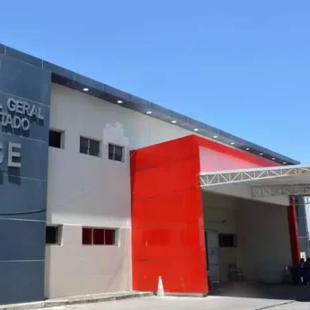 MULHER RECEBE ATENDIMENTO MÉDICO APÓS ACIDENTE NA AL-101