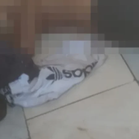 HOMEM É ENCONTRADO MORTO NO CHÃO DE RESIDÊNCIA