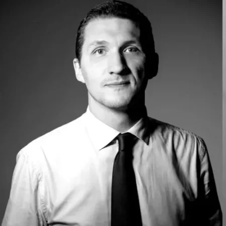 HOMEM CAI DE CACHOEIRA DE 40 METROS AO TENTAR FAZER FOTO