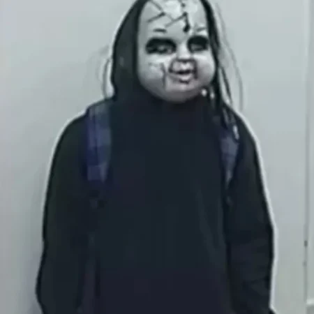 HOMEM COM MÁSCARA DE CHUCKY É PRESO APÓS PERSEGUIR E AMEAÇAR PESSOAS