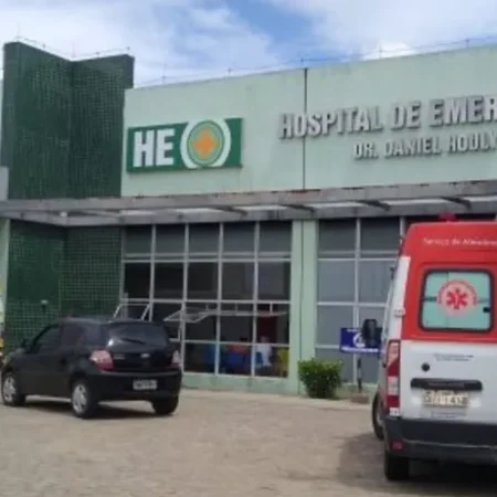 HOMEM É AGREDIDO A PAULADAS POR PESSOAS EM SITUAÇÃO DE RUA