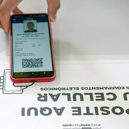 ELEITOR É DETIDO APÓS ENTRAR COM CELULAR NA CABINE PARA TENTAR FILMAR O VOTO EM SEÇÃO