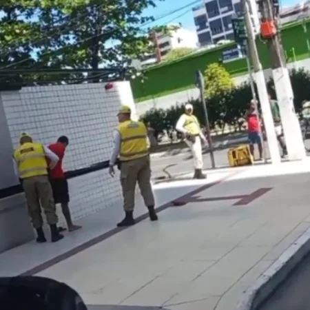 HOMEM É DETIDO APÓS QUASE BATER EM VIATURA E DESACATAR AGENTES