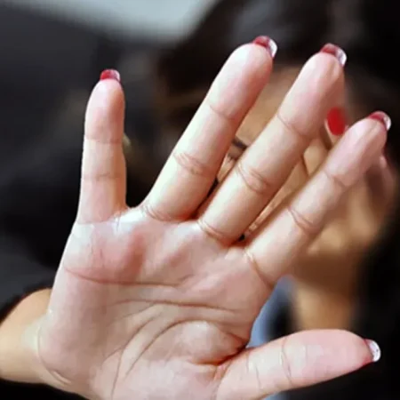 MULHER FOGE PARA CASA DE VIZINHO APÓS SER AGREDIDA PELO COMPANHEIRO