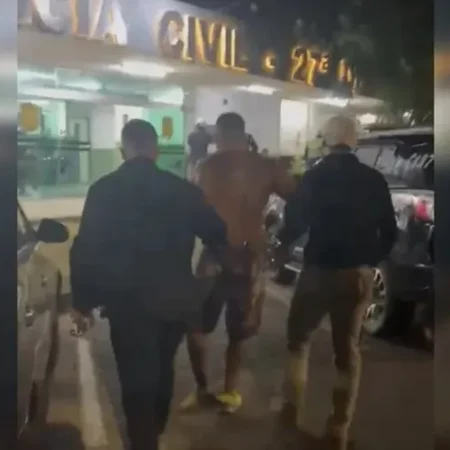 HOMEM É PRESO APÓS QUEBRAR DEDOS DE MULHER A PAULADAS
