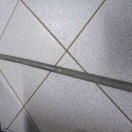 MULHER USA BARRA DE FERRO PARA IMPEDIR CUNHADO DE MATAR SUA IRMÃ
