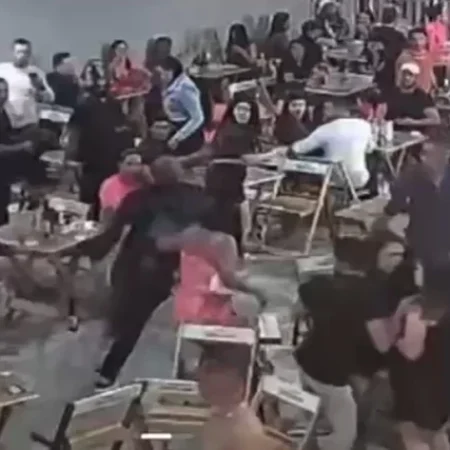 HOMEM PERSEGUE SEGURANÇA COM FACA DENTRO DE PETISCARIA LOTADA E CAUSA CONFUSÃO