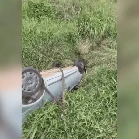 HOMEM FAZ CHAMADA DE VÍDEO PARA AMEAÇAR EX E CAPOTA CARRO COM FILHA