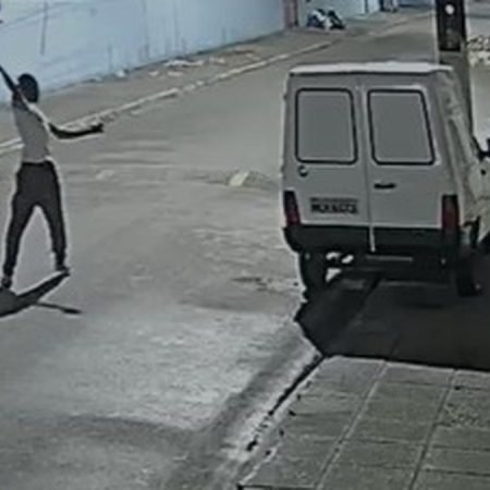 HOMEM É PROCURADO POR JOGAR PEDRAS CONTRA CARROS ESTACIONADOS