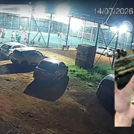 HOMEM INVADE CAMPO DE FUTEBOL E ATIRA PARA O ALTO POR SE INCOMODAR COM BARULHO