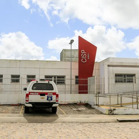 HOMEM INVADE CASA E TENTA MATAR EX-COMPANHEIRA A FACADAS