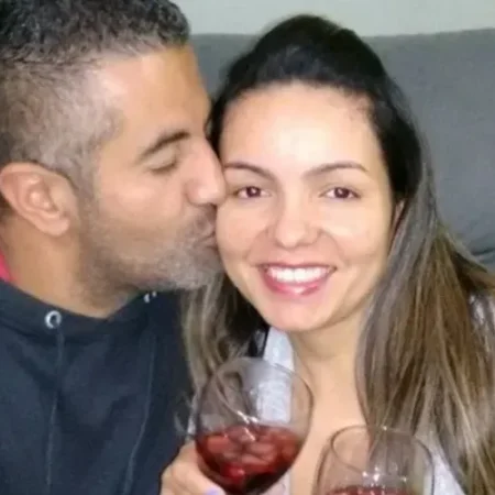 HOMEM MATA ESPOSA A TIROS; FILHA DA VÍTIMA VIU O CRIME