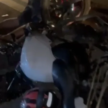 HOMEM MORRE E OUTRO FICA FERIDO APÓS COLISÃO FRONTAL ENTRE MOTOS