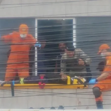 HOMEM SOFRE DESCARGA ELÉTRICA AO INSTALAR PLACAS SOLARES E CAI DE TELHADO