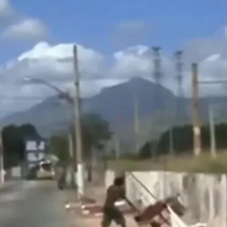 HOMEM USA CARRINHO DE MÃO PARA JOGAR CADÁVER NO MEIO DA RUA