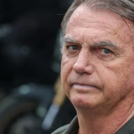 HOMEM USA NOME DE BOLSONARO PARA PRESTAR SERVIÇO NAS ELEIÇÕES
