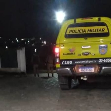 MULHER É ENCONTRADA MORTA COM MARCAS DE VIOLÊNCIA EM TERRENO