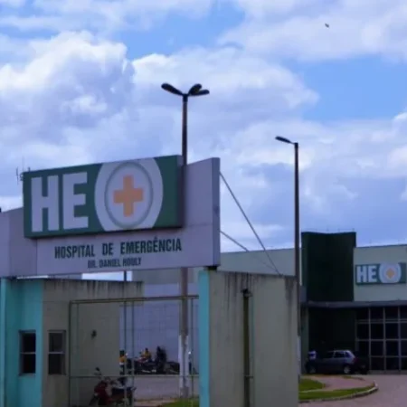 DUAS PESSOAS SÃO SOCORRIDAS APÓS COLISÃO ENTRE CARRO E MOTO