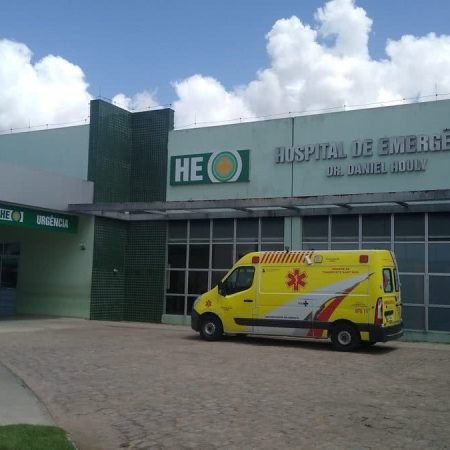 MULHER É FERIDA NA TESTA APÓS IRMÃO ARREMESSAR FACA DURANTE DISCUSSÃO