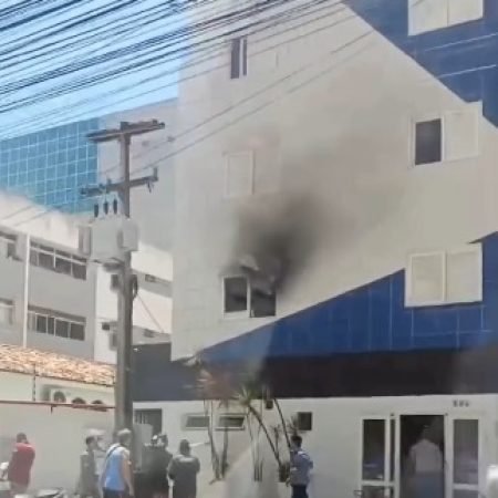 INCÊNDIO ATINGE QUARTO DE HOTEL NA JATIÚCA E MOBILIZA CORPO DE BOMBEIROS