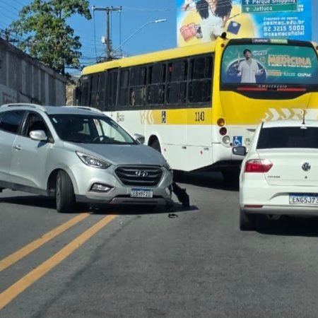 BATIDA ENTRE 4 CARROS TRAVA TRÂNSITO NA AV. LESTE-OESTE