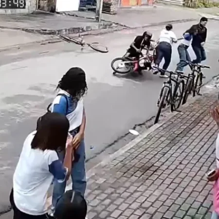 CÂMERAS FLAGRAM MOMENTO EM QUE IDOSO É ATINGIDO POR MOTOCICLISTA