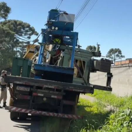 IDOSO DE 67 ANOS MORRE APÓS SER ATINGIDO POR PEÇA QUE SE SOLTOU DE CAMINHÃO