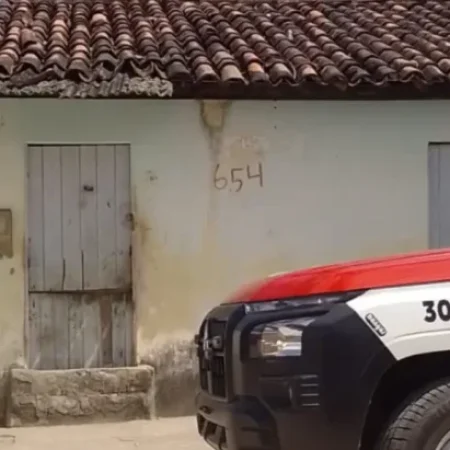 HOMEM DE 72 ANOS É ENCONTRADO MORTO DENTRO DE CASA