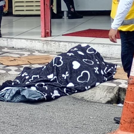 IDOSO PASSA MAL, CAI E MORRE EM CALÇADA NO CENTRO