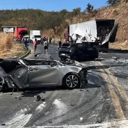 ENGAVETAMENTO ENTRE QUATRO CARRETAS DEIXA UM MORTO E FERIDOS NA BR-251