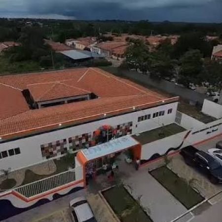 HOMEM AMEAÇA INVADIR CRECHE COM PISTOLA PARA ATACAR MULHER