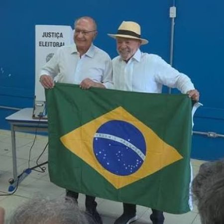 LULA VOTA EM SP E DIZ QUE “POVO VAI ESCOLHER ENTRE DEMOCRACIA E BARBÁRIE”