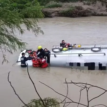 CAMINHÃO COM 3 MIL LITROS DE LEITE CAI EM RIO, E MOTORISTA SUBMERSO RESPIRA POR TUBO IMPROVISADO DURANTE RESGATE EM SC
